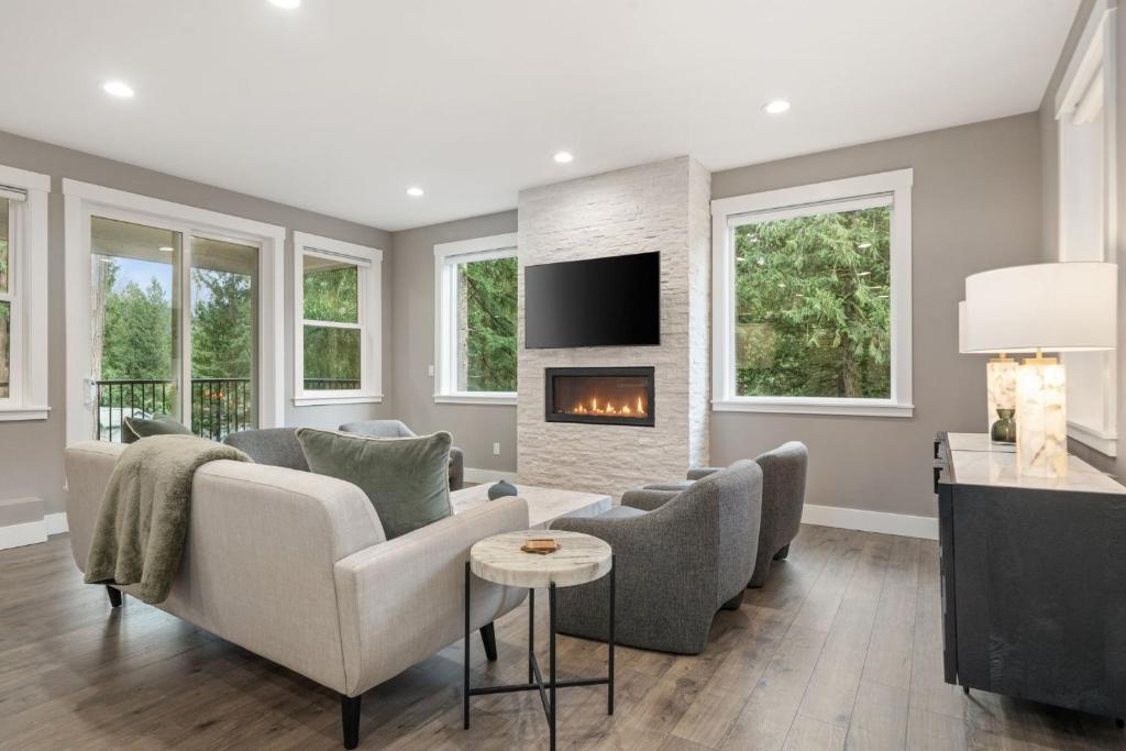 a living room with a couch and a fireplace at Casa Belli in Bellingham