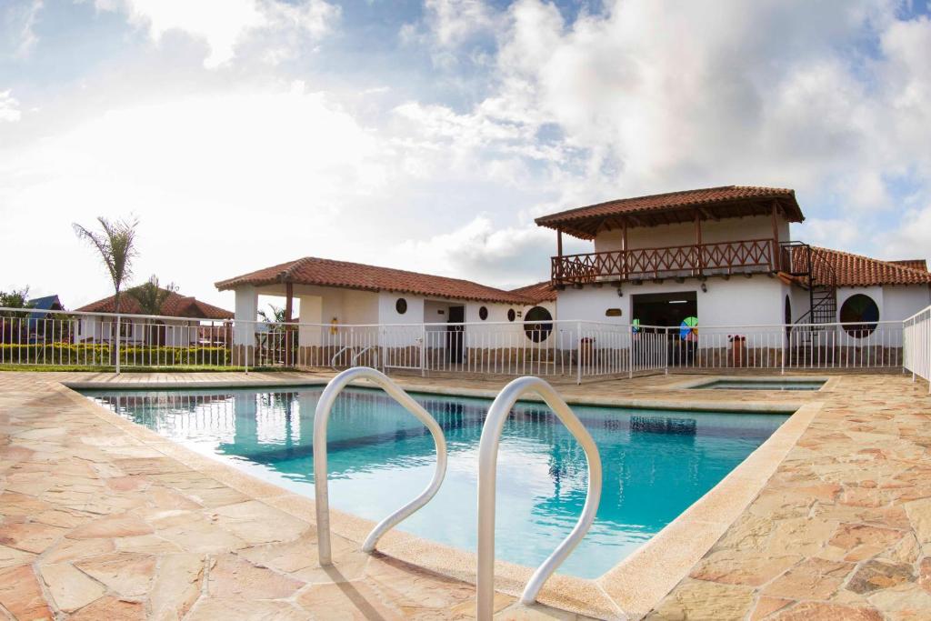 een zwembad met een gebouw op de achtergrond bij Hacienda Sanmiguel de la Prada in Los Santos