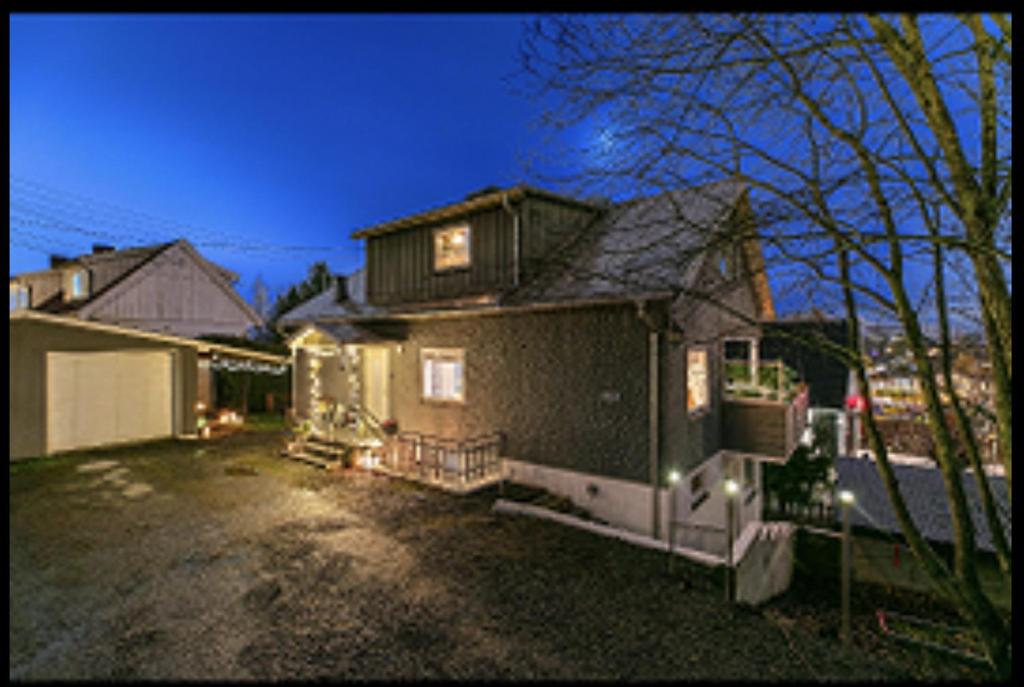 a house in a yard at night at Hanaborg Appartments in Lorenskog