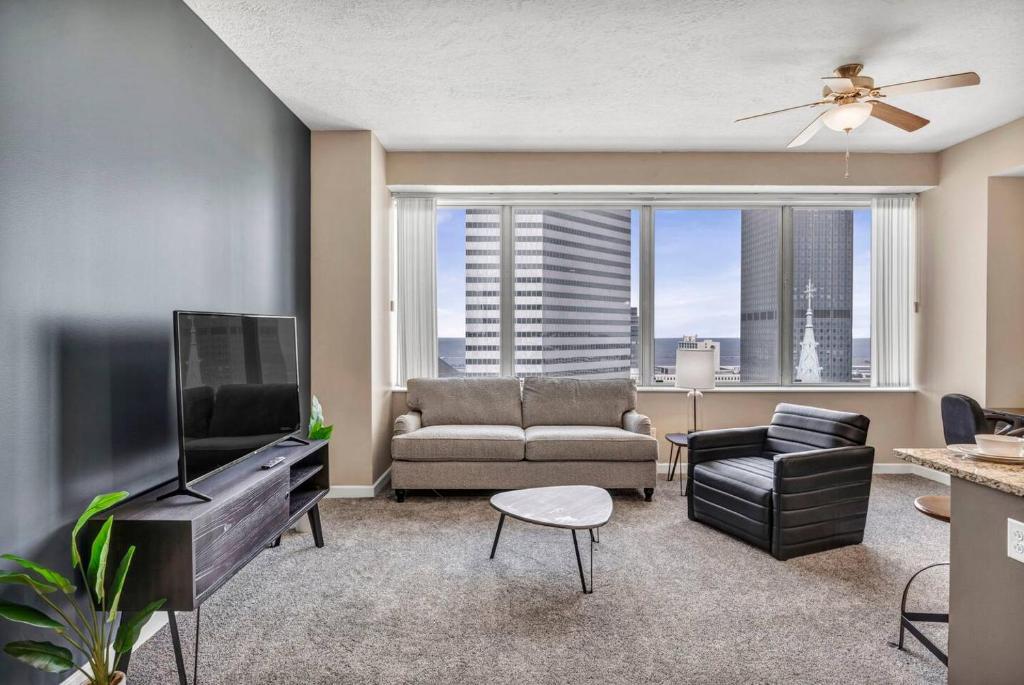 Luxury High-Rise • 18th Floor Condo • Parking $, Cleveland (precios ...