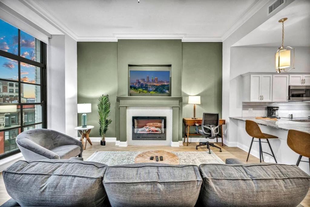 Stunning Luxury Downtown Condo in Playhouse Square, Cleveland (updated ...