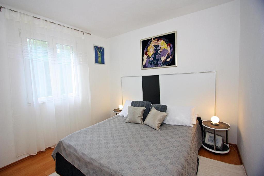Apartments with parking space Supetar, Brac - 15017