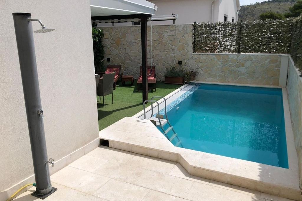 Seaside family friendly house with a swimming pool Rogoznica - 25216