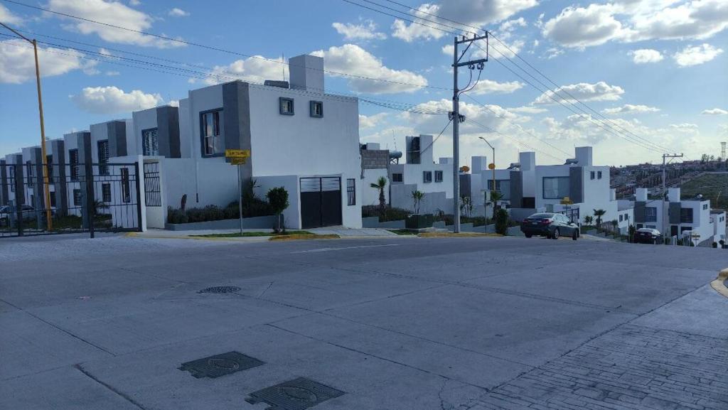 Beautiful entire House in a private condominium - Apartment