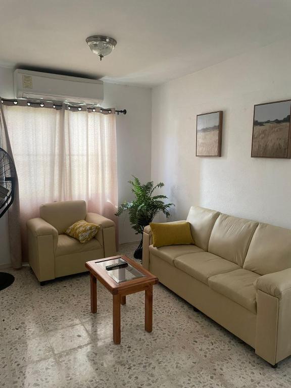 a living room with two couches and a coffee table at Casa Perfectamente Ubicada in Tampico