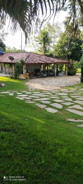 a building with a stone path in front of a yard at Rancho Nobre Produções TEMPORADA MOTO GP GOIÂNIA 5min, autódromo in Senador Canedo