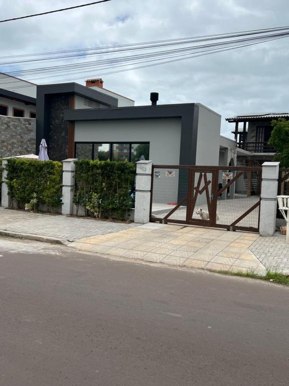a house on the side of a street at Casas Temáticas in Tramandaí