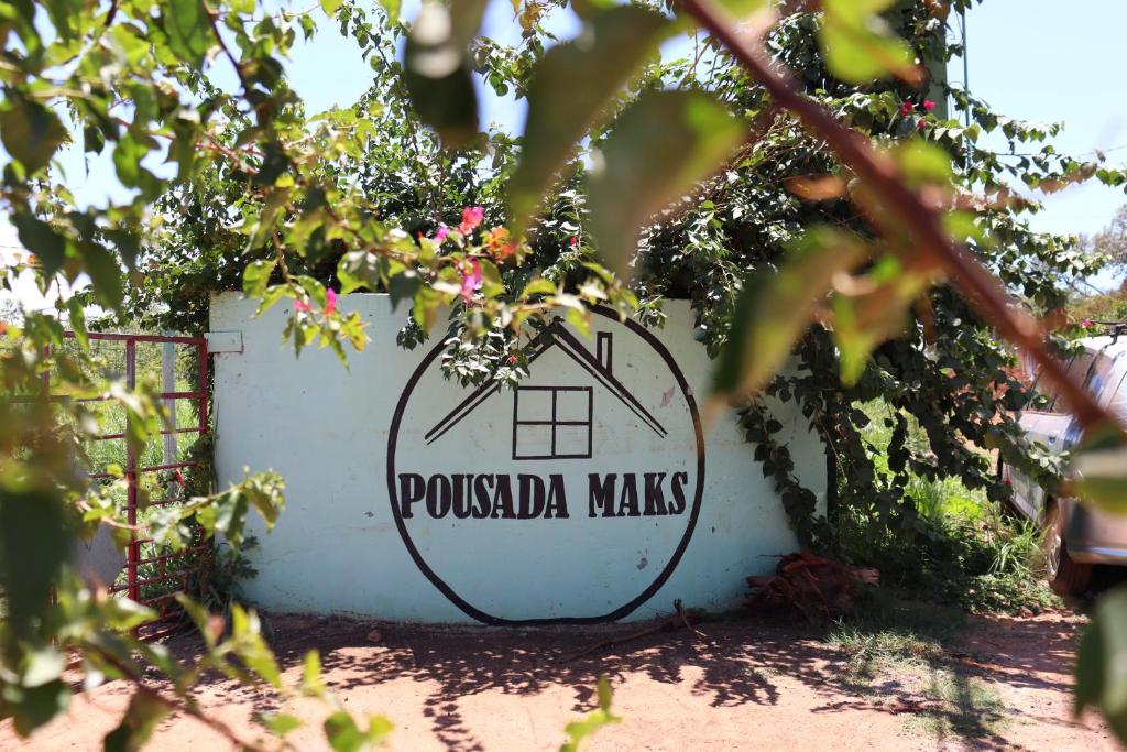 ein Schild für ein Haus an einer Wand in der Unterkunft Pousada MAKS in Ribeirão Preto