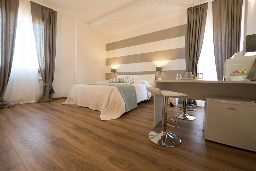 Habitación de hotel con cama y escritorio en Suite Simonetta, en Sarzana