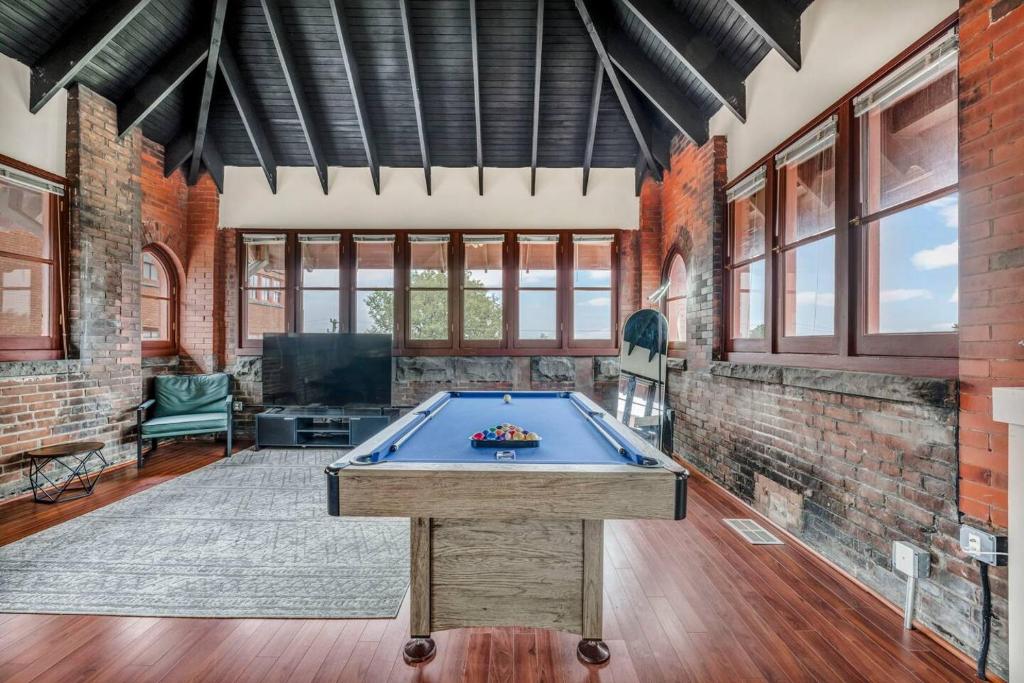 Picture of Urban Industrial Penthouse | Game Room Pool Table, Cleveland (tarifs ...