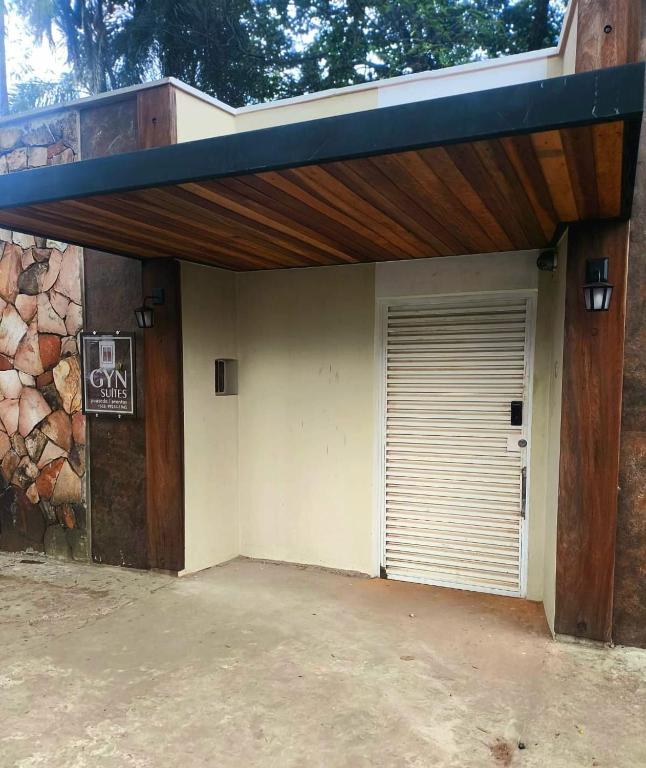 a garage with a garage door and a garage opener at Gyn Suítes - Suítes novas e funcionais in Goiânia