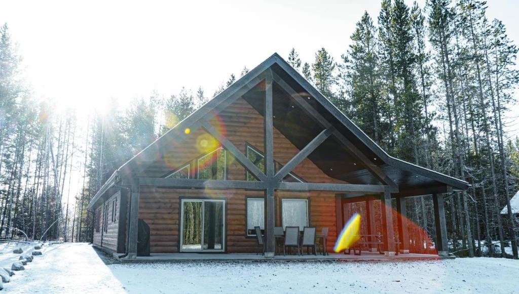 a log cabin in the snow with a frisbee at Elk Horn Cabin Rental in Valemount