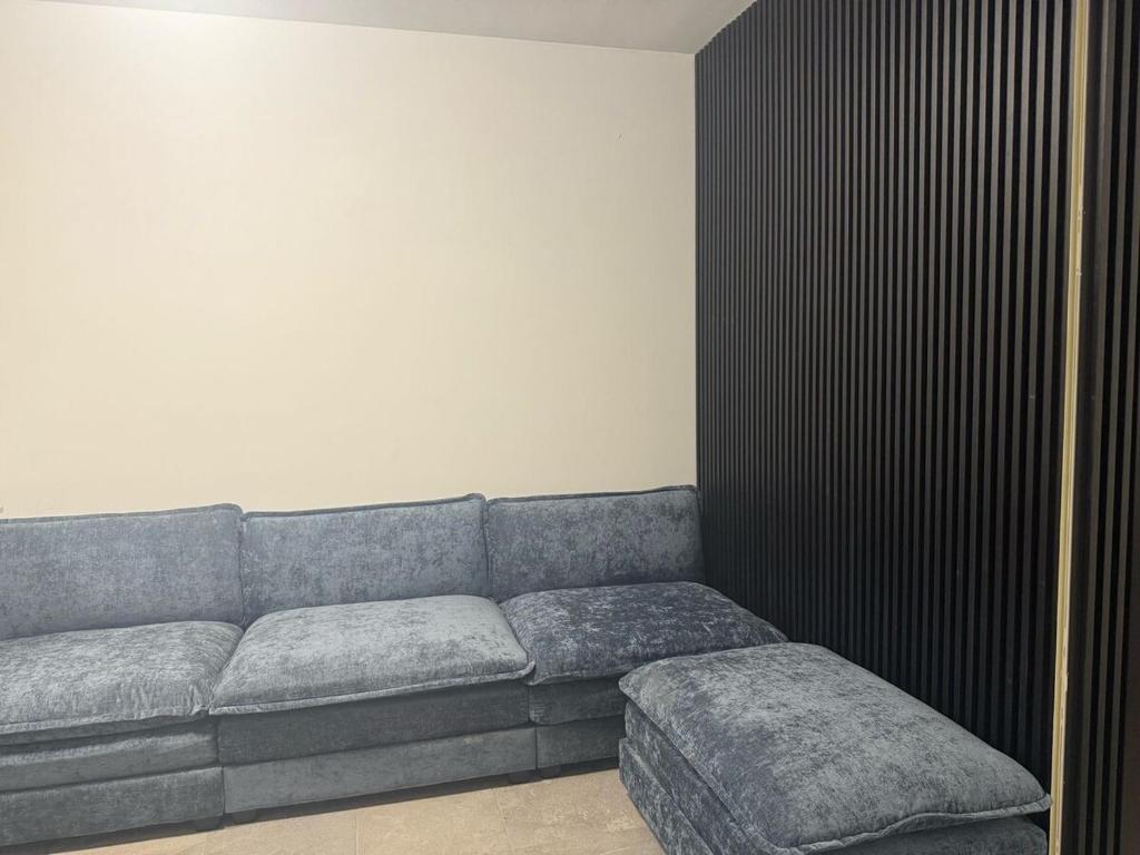 a living room with a gray couch at Punta Lobos in Reynosa