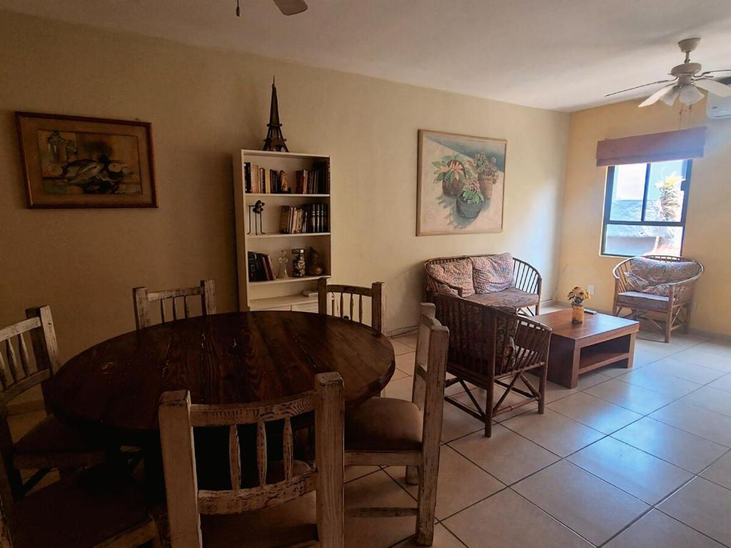 a living room with a wooden table and chairs at Amplio depto en el corazón comercial de Boca in Veracruz