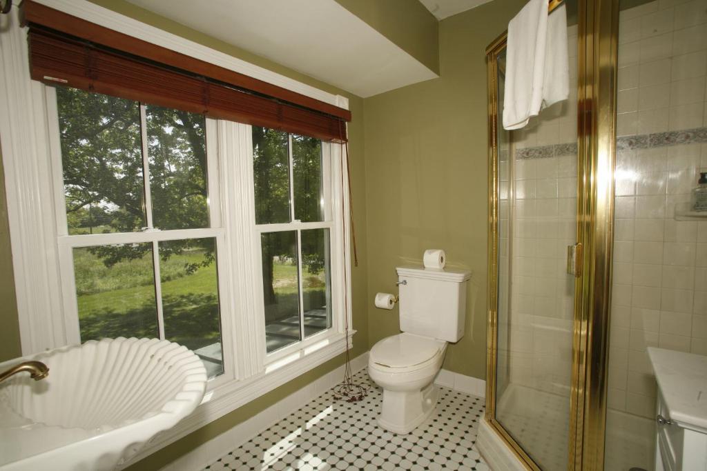 George Brooks House B&B - Deluxe King Room With Fireplace