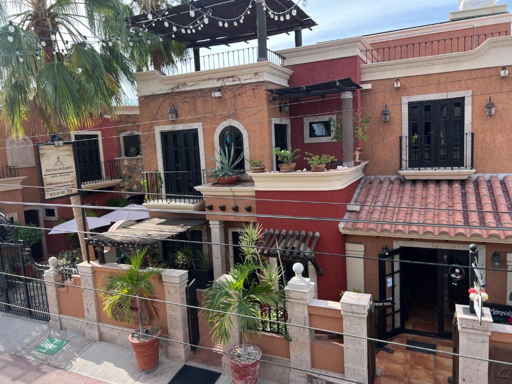 Un edificio con plantas a los lados. en Posada del Cortes, en Loreto