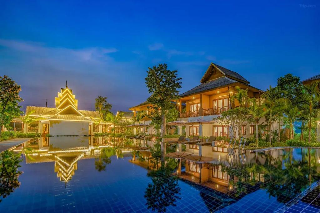 una vista esterna delle ville di notte di Lanna Deer Chiang Mai a Chiang Mai