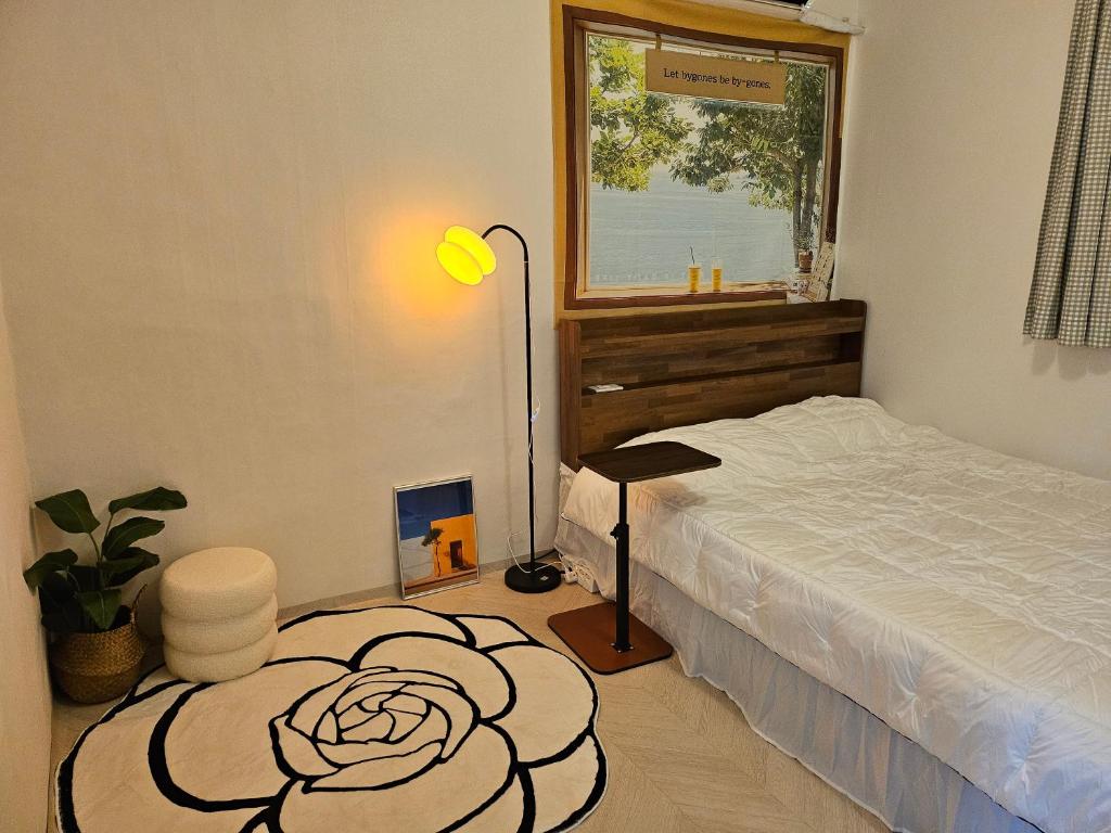 a bedroom with a bed and a flower carpet at 전주한옥마을 스테이네슬 in Jeonju