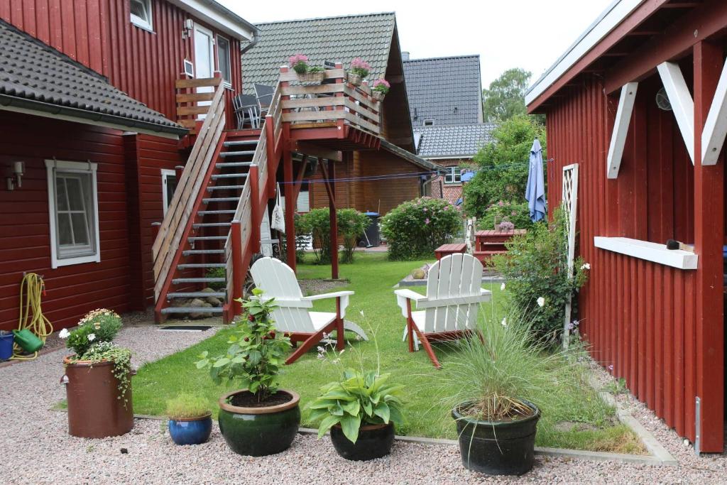 a garden with two chairs and plants in front of a building at Holthus in Kollmar