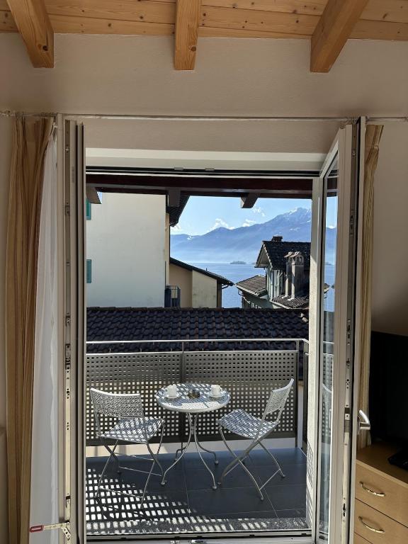 Bright studio, just steps to the lake