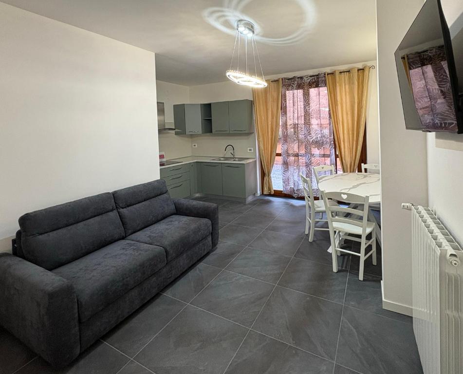 a living room with a couch and a table at Ami Affittacamere 4 in Castel San Giovanni