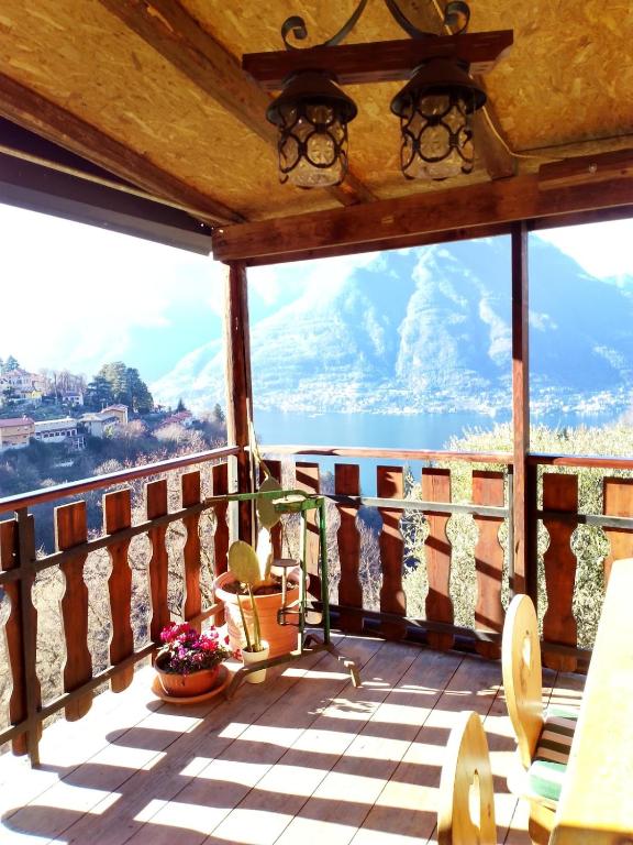 a balcony with a view of the mountains at Casa Vacanze Minù in Faggeto Lario 