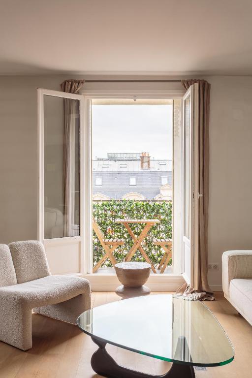 Montaigne - Sunlit Corner Penthouse with Balcony