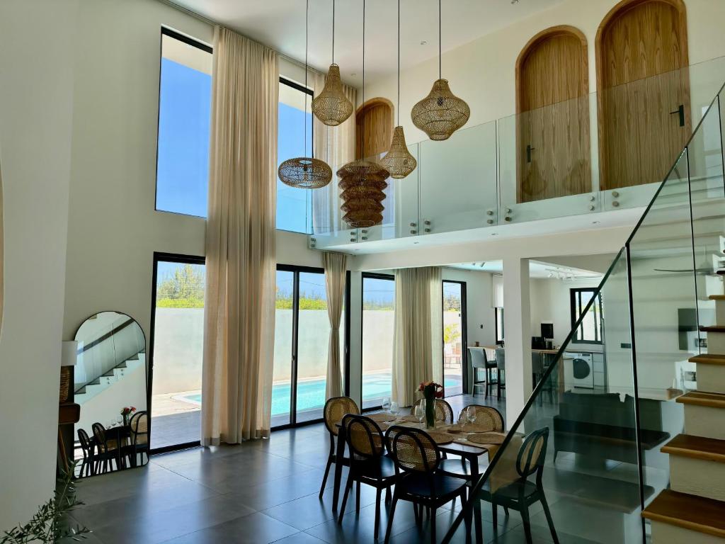 a dining room with a table and chairs at Anba Solēy in Surinam