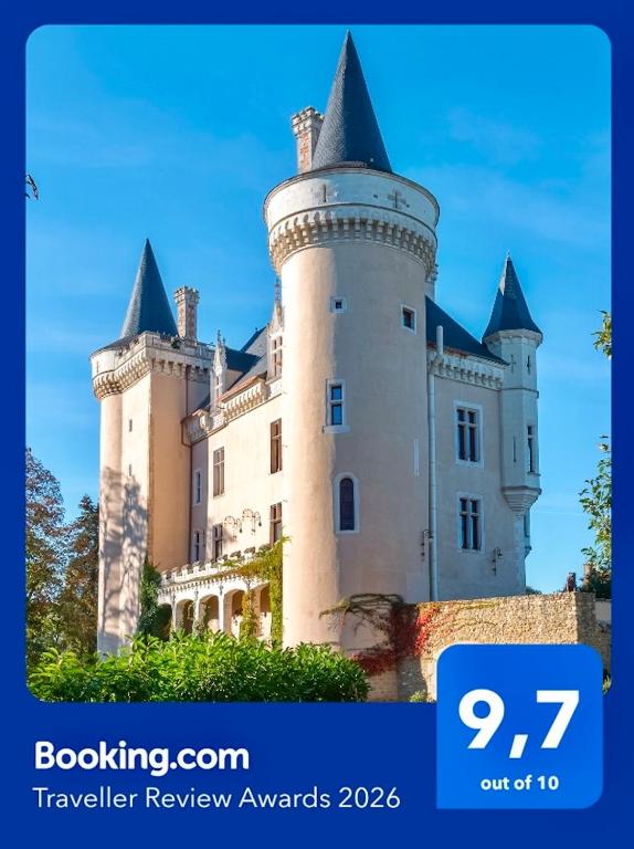 Eine Burg auf einem Hügel mit den Traveling Review Awards in der Unterkunft Château Saint-Chartier in Saint-Chartier