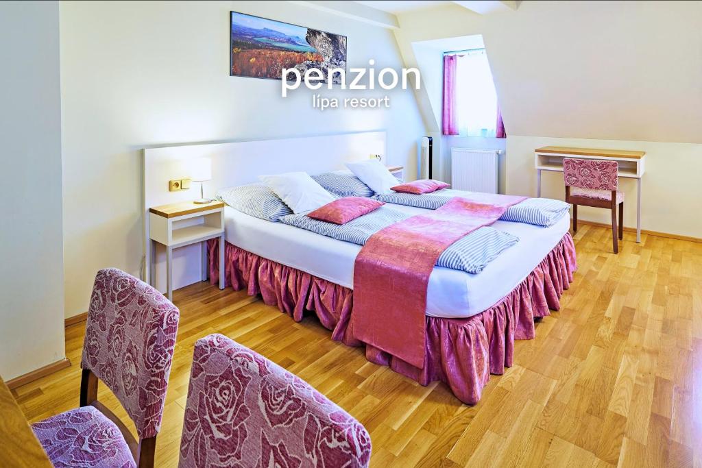เตียงในห้องที่ Penzion Lípa