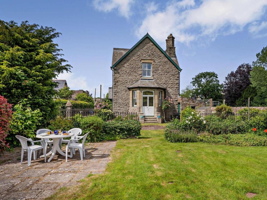a house with a table and chairs in the yard at 3 Bed in Brecon oc-bn134 in Brecon