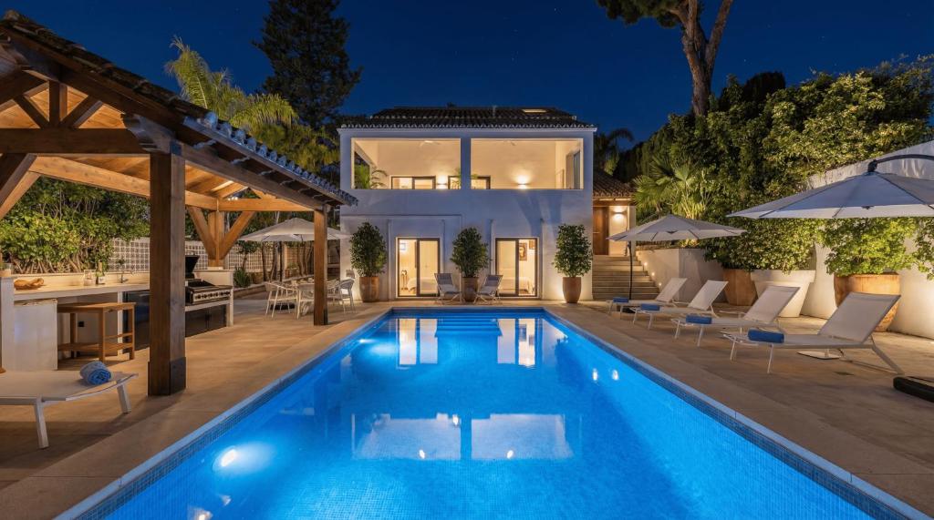 Vacation Marbella I Villa La Cabane, Luxury Villa, Designer Interior, Heated Pool, American BBQ, 5min Walk to the Finest Beaches