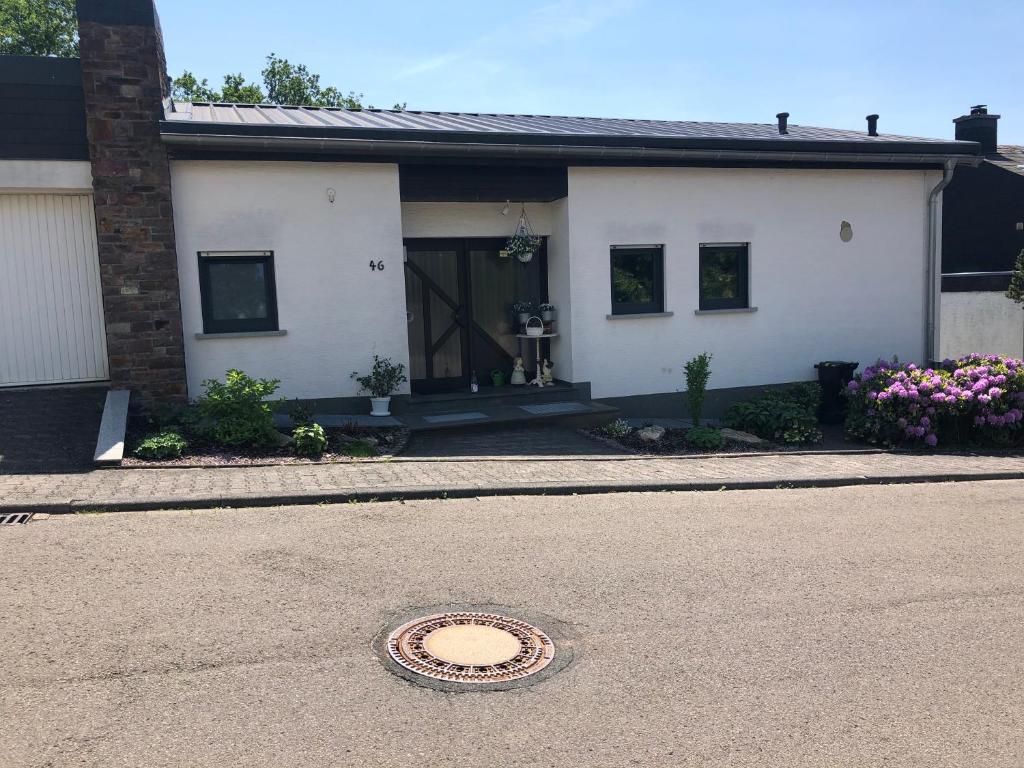 a house with a drain in the middle of the street at Blick ins Grüne in Idar-Oberstein