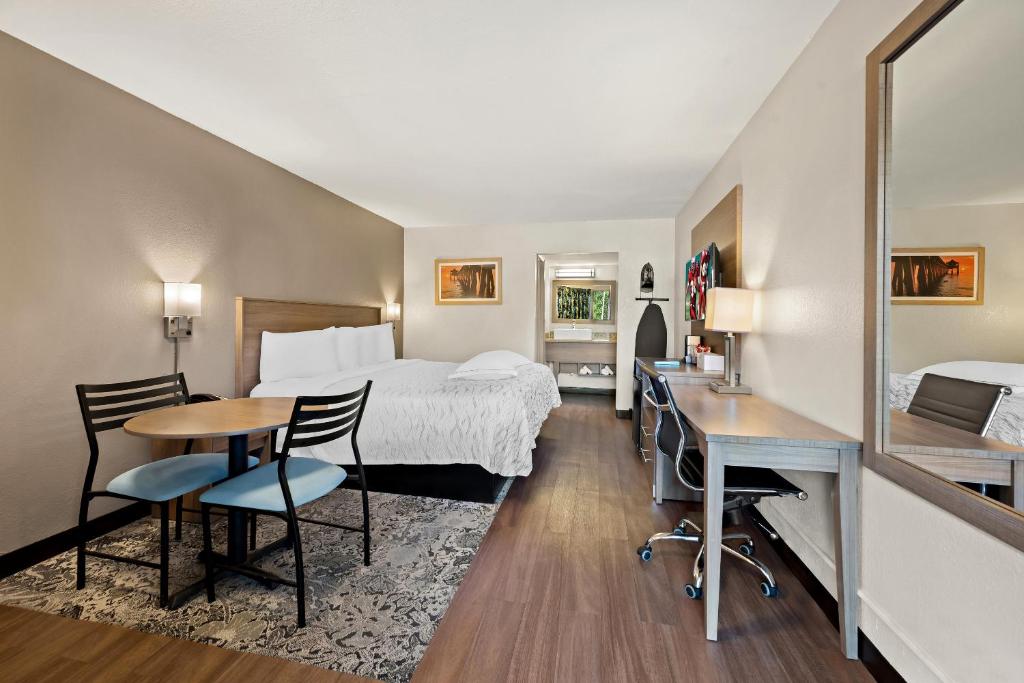 Red Roof Inn PLUS+ & Suites Naples Downtown-5th Ave S photo