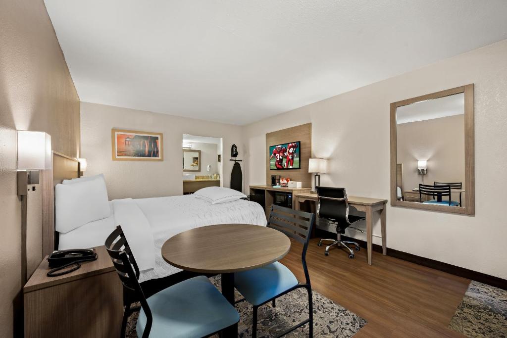 Red Roof Inn PLUS+ & Suites Naples Downtown-5th Ave S photo