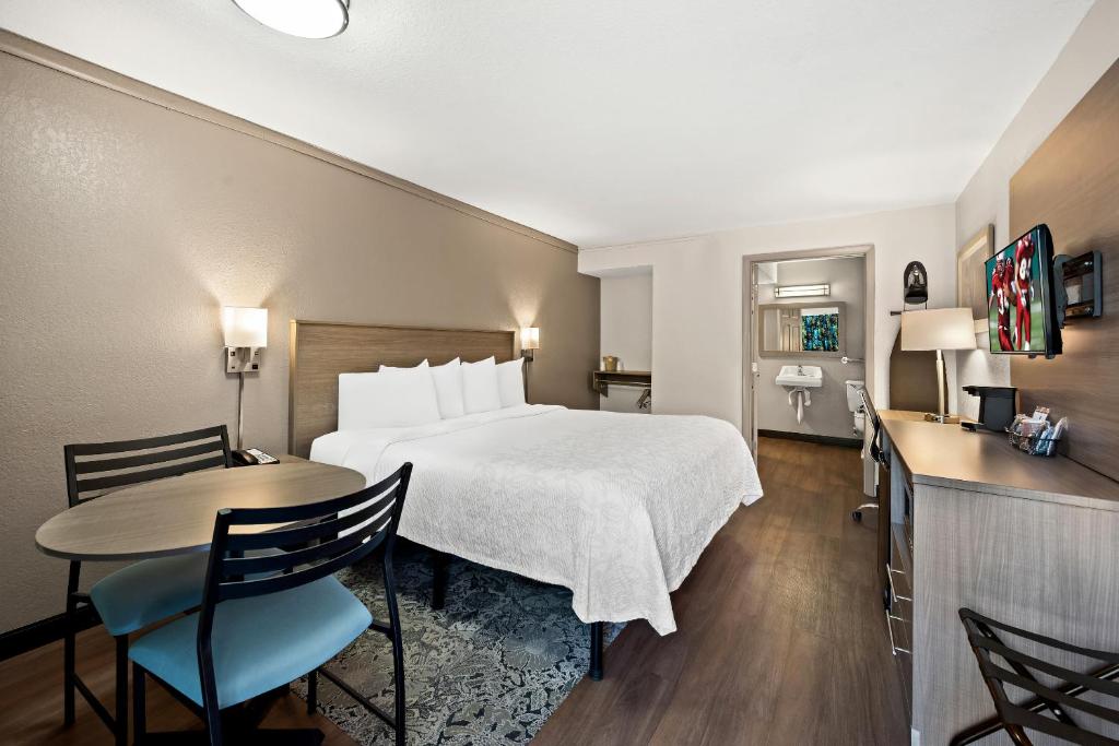 Red Roof Inn PLUS+ & Suites Naples Downtown-5th Ave S photo