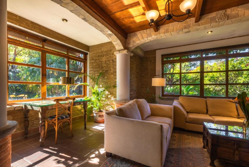 a living room with a couch and a table at Casa Historica Atitlán in Panajachel