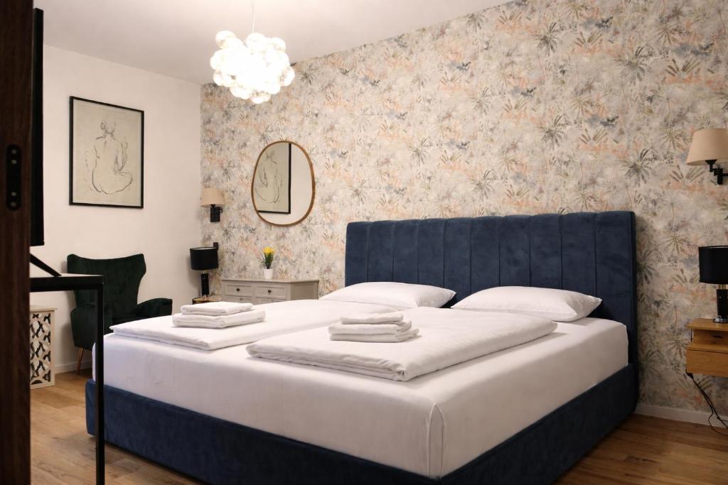 Un pat sau paturi într-o cameră la Hotel Triangle