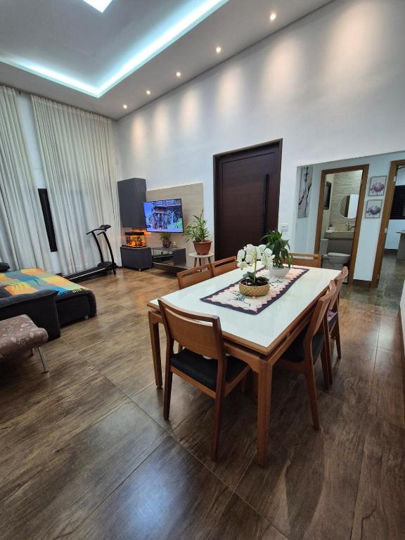a living room with a table and a couch at Casa 4 quartos com piscina em Aparecida de Goiania in Aparecida de Goiânia