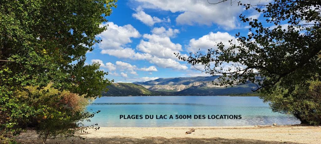 a view of a lake with a sign that readspause you lick a slow bus at Locations LAC VERDON Climatisation in Les Salles-sur-Verdon