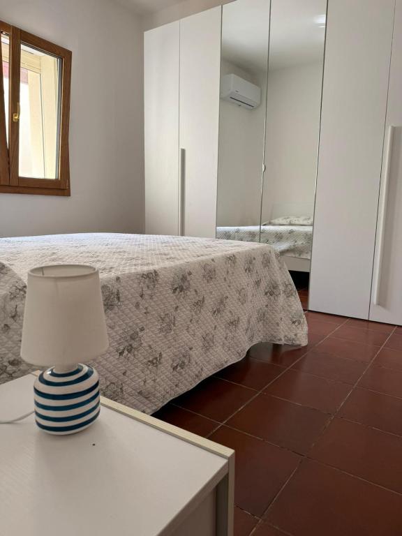 a bedroom with a bed and a table with a lamp at max piedigrotta in Pizzo