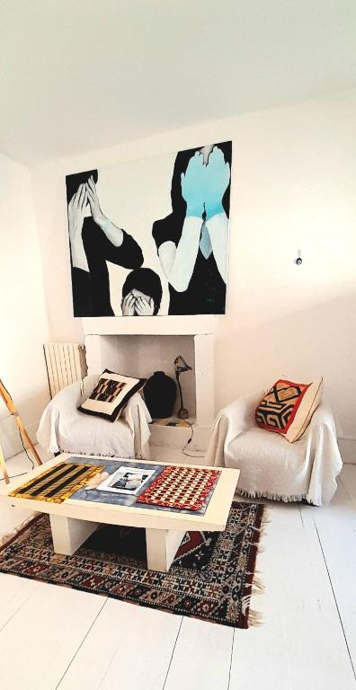 a living room with a coffee table and a couch at Appartement quartier des Halles in Douarnenez