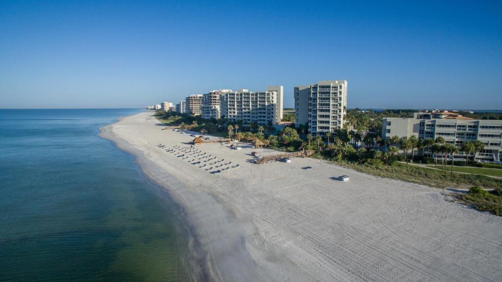 una vista aérea de una playa con edificios y el océano en Resort at Longboat Key Club, en Sarasota