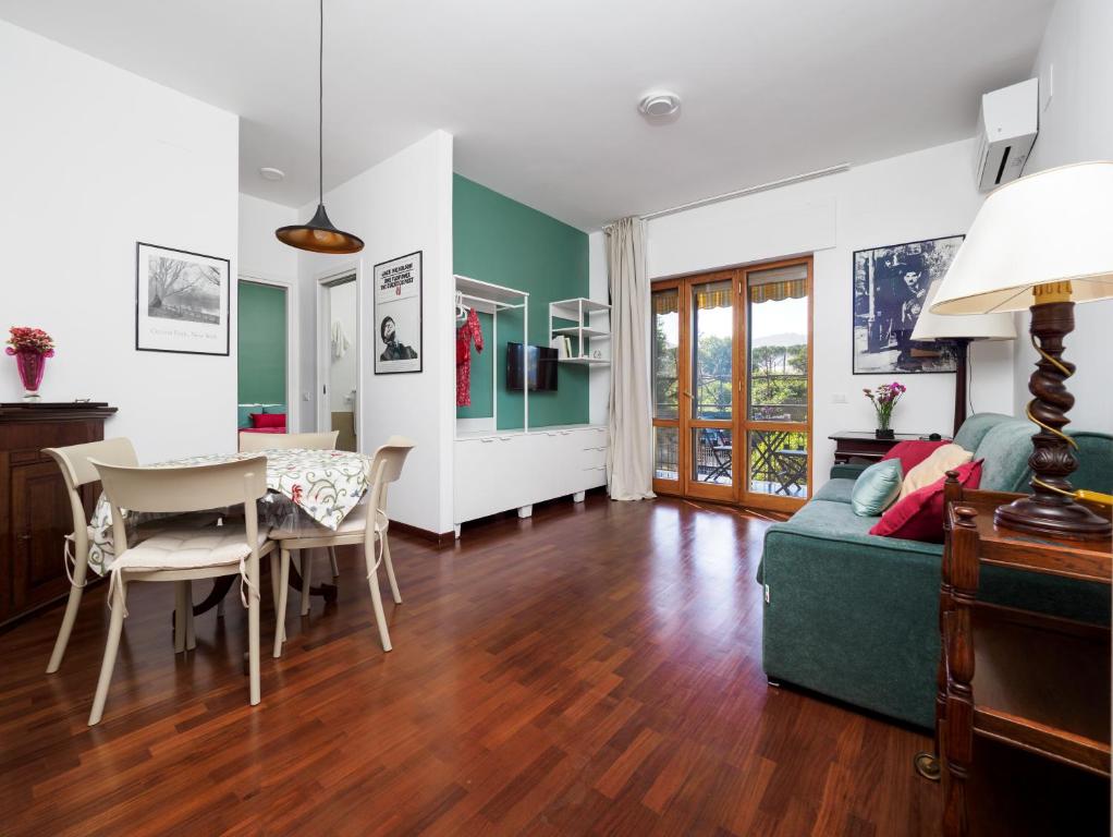 a living room with a green couch and a table at La Perla Rara in Sant'Agnello