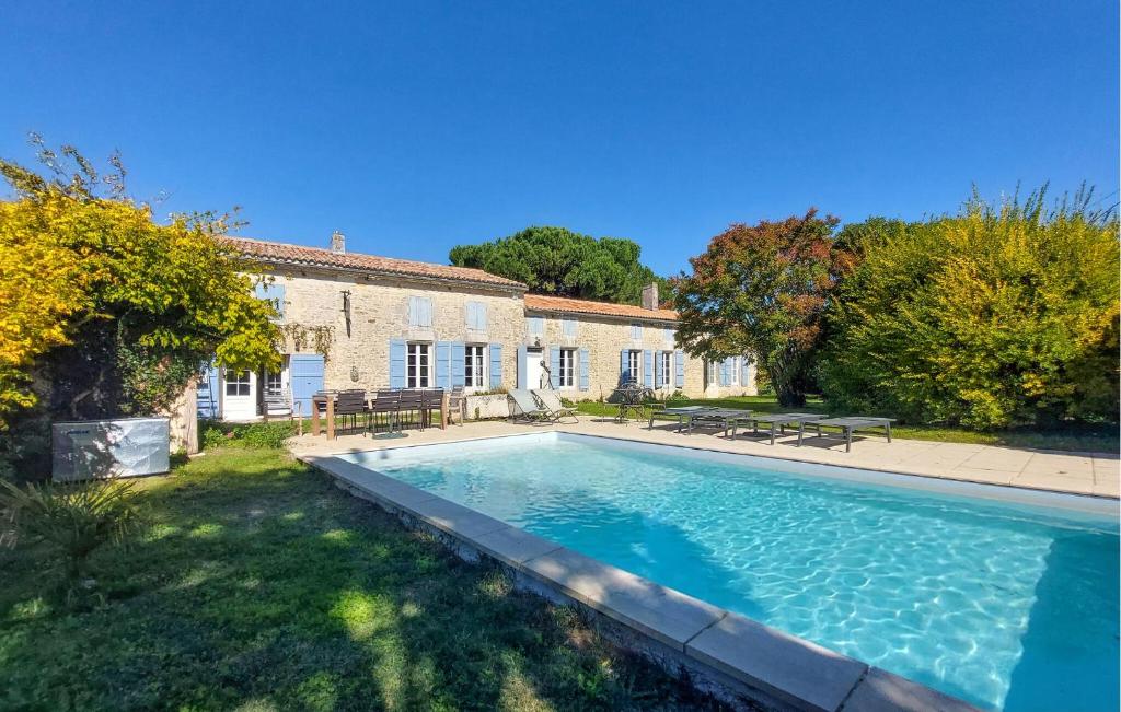 a swimming pool in the yard of a house at Luxueuse Maison Avec Piscine in Cravans