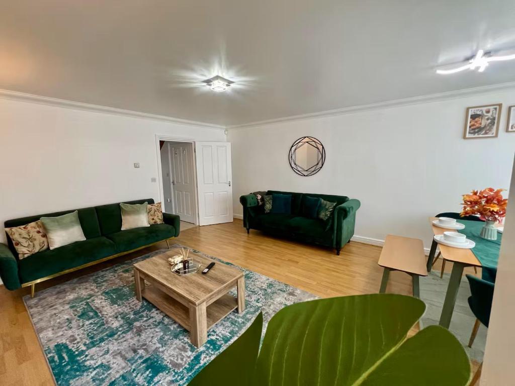 Luxury 4-Bed House in Dagenham, United Kingdom - Casa De Cuatro Dormitorios