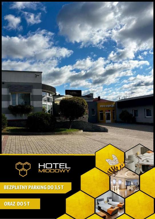 ein Schild für einen Hotelparkplatz mit einem Gebäude in der Unterkunft Hotel Miodowy in Dzierżoniów