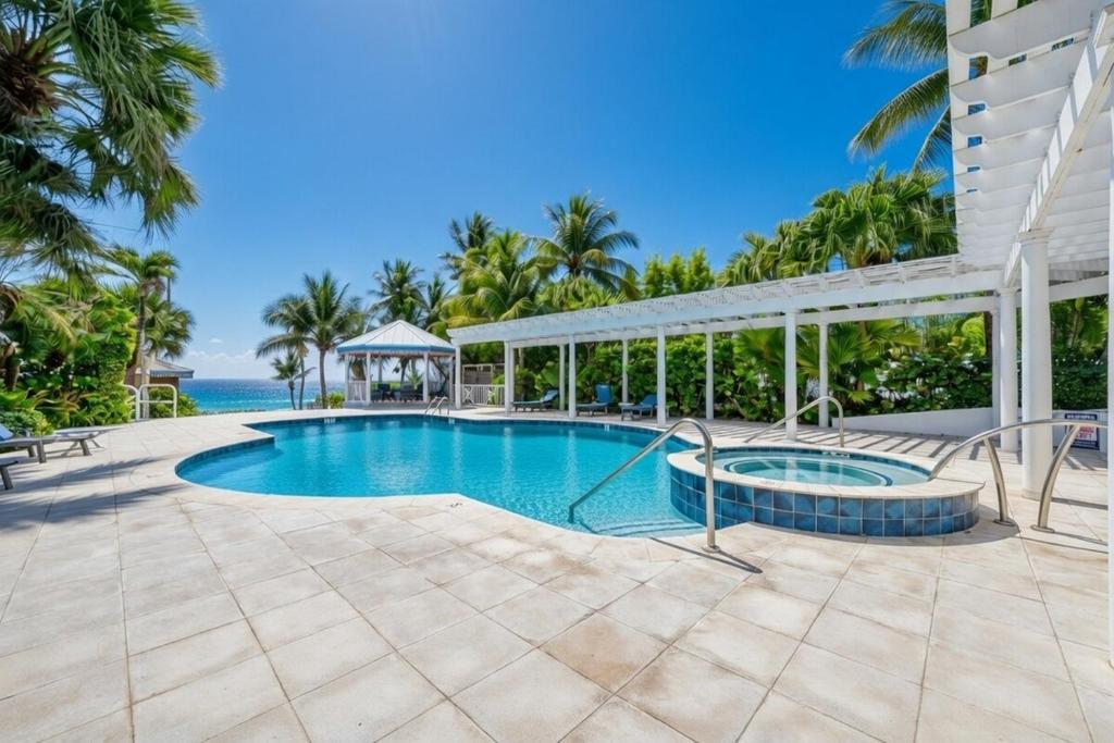 Beautiful Oceanside Townhome lush private complex