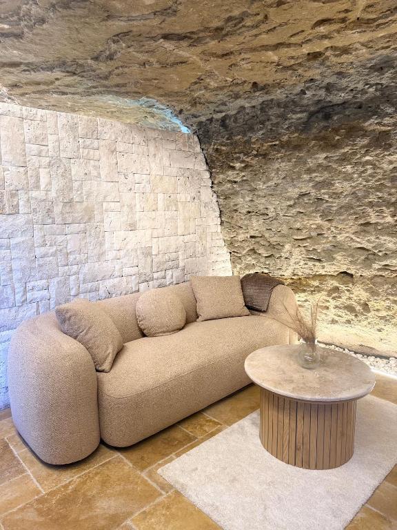 a living room with a couch and a table at Casa Cueva Transmina 10 in Setenil