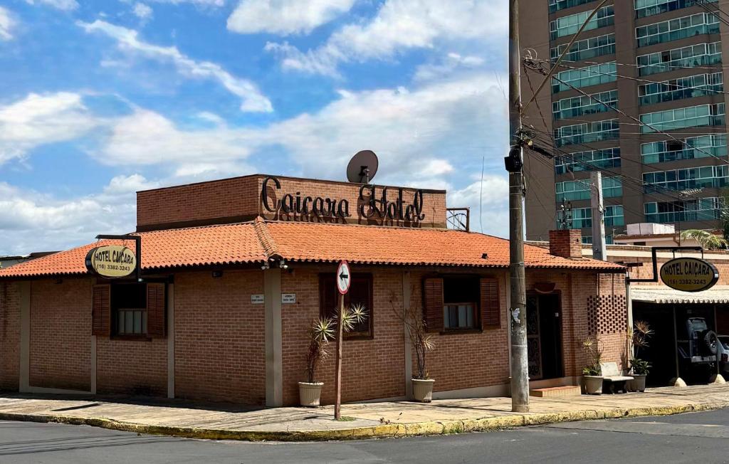 a building on the corner of a street at Hotel Caiçara Matão in Matão